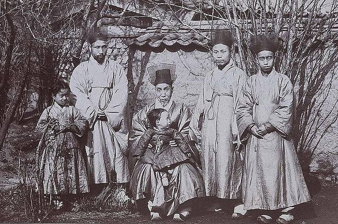 명문가였던 홍영식 가문은 멸문지화를 당했다. 뒷줄 왼쪽부터 형 홍만식, 아버지 홍순목, 홍영식, 동생 홍정식.