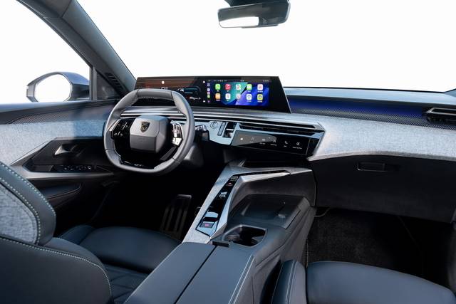 운전자 중심의 몰입감을 주는 ‘아이 콕핏’ 디자인이 적용된 1열 모습. 스텔란티스코리아 제공