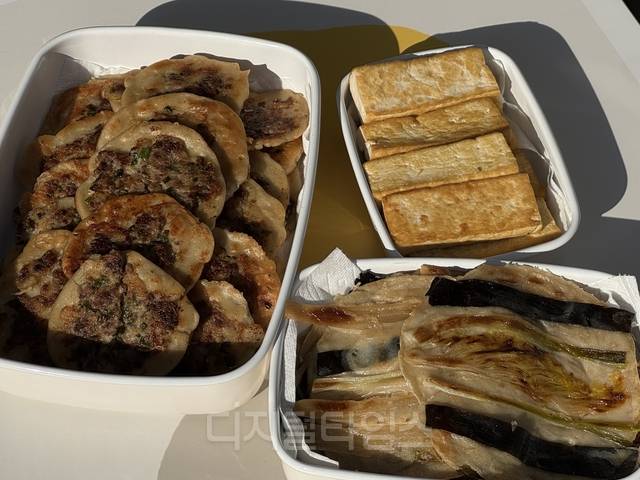 충청도 차례상에 올라가는 전. 왼쪽 시계방향으로 두부전,  다시마전, 육전. 정래연기자