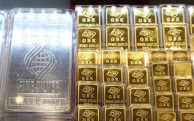 서울 시내 금은방에 골드바와 실버바 등이 진열돼 있다. 사진=뉴스1