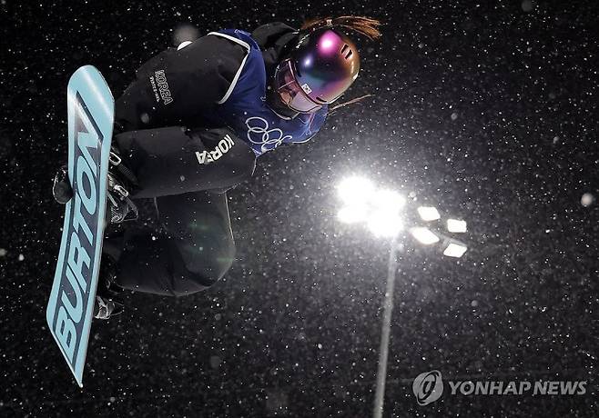 최가온이 마지막 3차시기에서 목숨을 건 도약을 하고 있다. 연합뉴스