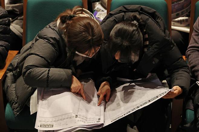 2025년 12월7일 오후 서울 종로구 성균관대학교 600주년 기념관에서 열린 종로학원 ‘2026 정시 합격 가능선 예측 및 지원 전략 설명회’에서 학생과 학부모가 배치표를 보고 있다. 김혜윤 기자 unique@hani.co.kr
