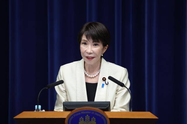 다카이치 사나에 일본 총리가 18일 도쿄 총리 관저에서 열린 기자회견에서 발언하고 있다. 도쿄=EPA 연합뉴스