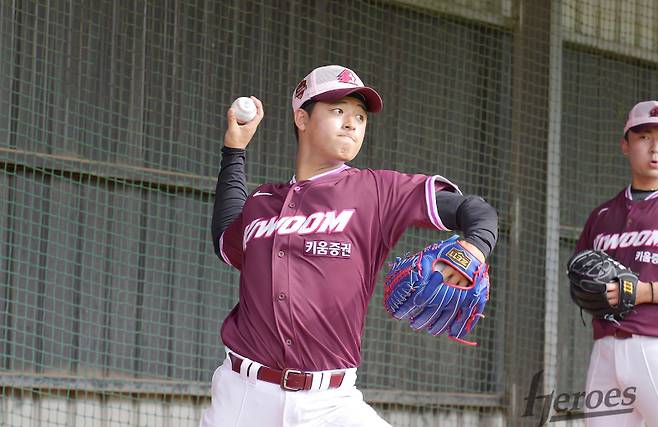 대만(가오슝) 1차 스프링캠프 현장에서 불펜 피칭을 하고 있는 박준현. 사진=키움 히어로즈&nbsp;