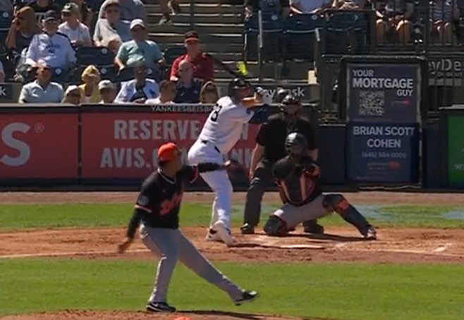 앞발(오른발)을 지면에 찍고 타격을 준비하는 스펜서 존스. 사진=MLB닷컴 캡