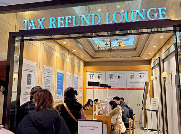 롯데백화점 본점 지하1층 택스리펀(TAX REFUND) 라운지에서 입장을 대기하는 외국인 고객들의 모습. [사진=롯데백화점]