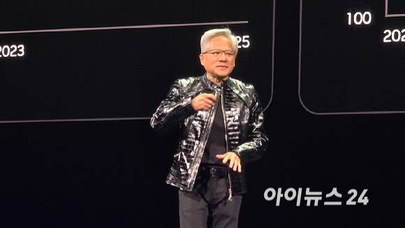 젠슨 황 엔비디아 CEO가 지난달 5일(현지시간) 미국 라스베이거스 퐁텐블로 호텔에서 열린 CES 2026 특별연설을 하고 있다. [사진=박지은 기자]