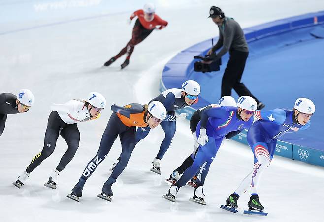 21일(현지시간) 이탈리아 밀라노 스피드스케이팅 스타디움에서 열린 2026 밀라노-코르티나담페초 동계올림픽 스피드스케이팅 남자 매스스타트에 출전한 정재원이 경기를 펼치고 있다. 연합뉴스