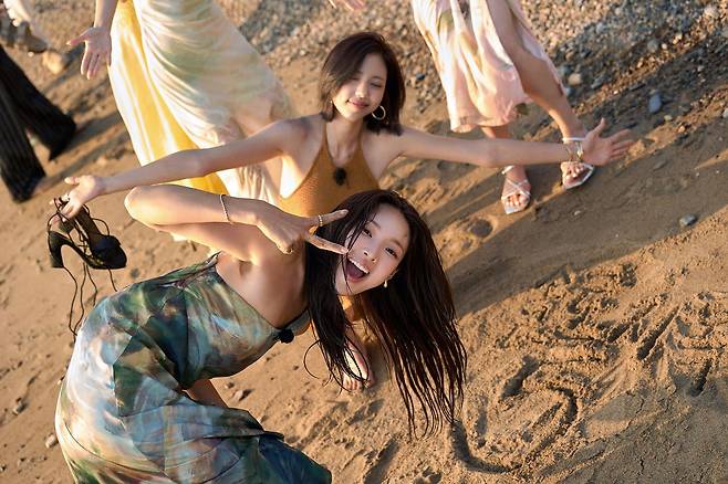 최미나수(아래쪽)가 '솔로지옥' 시즌5에서 장난스러운 몸짓을 보이고 있다. 사진 넷플릭스