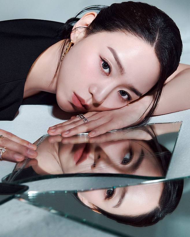 넷플릭스 오리지널 시리즈 ‘레이디 두아’에서 일인다역을 배우 신혜선. 사진 넷플릭스