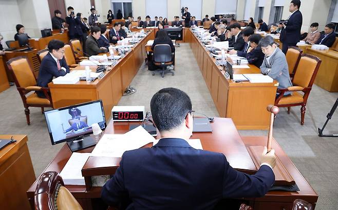 신정훈 국회 행정안전위원회 위원장이 지난 12일 오후 서울 여의도 국회에서 행정통합 의결을 위해 열린 전체회의에서 의사봉을 두드리고 있다. 뉴시스