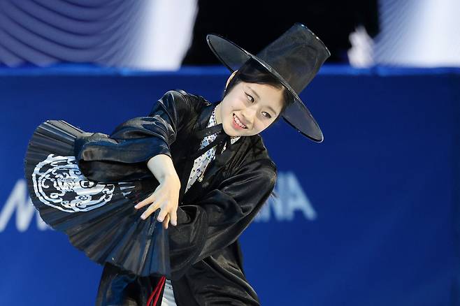 21일(현지시간) 이탈리아 밀라노 아이스스케이팅 아레나에서 열린 2026 밀라노ㆍ코르티나담페초 동계올림픽 피겨스케이팅 갈라쇼에서 이해인이 넷플릭스 케이팝데몬헌터스 삽입곡 '유어 아이돌'(Your Idol)'에 맞춰 연기를 펼치고 있다.