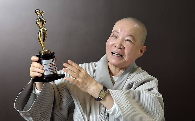 대해 스님이 남아시아 최대의 국제영화제인 다카국제영화제에서 수상한 트로피를 들고 있다. 강정현 기자