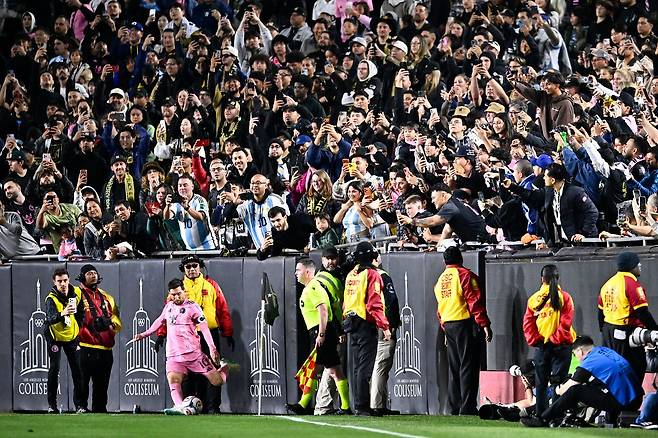 7만5000여 명의 관중이 몰린 개막전. 로이터=연합뉴스