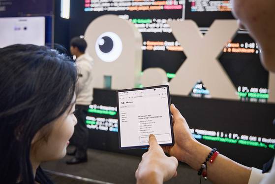 SK텔레콤은 MWC26 전시관에서 초거대 AI 모델 'A.X K1'을 시연할 계획이다. 사진은 독파모 1차 발표가 열린 지난해 12월 SK텔레콤 정예팀 체험공간을 찾은 방문자가 A.X K1 모델을 사용하는 모습. 사진 SK텔레콤