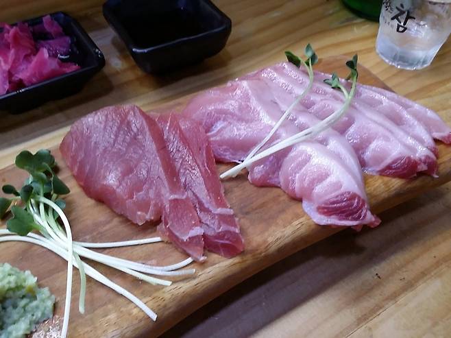 질 좋은 참치에 와사비 약간. 무한 소주를 부르는 맛이지만 가격은 만만치 않다.