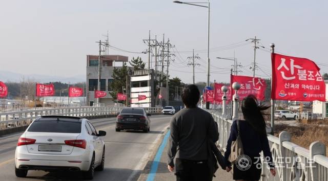 ▲ 강원 동해안 지역에 건조주의보가 내려져 대기가 매우 건조한 가운데 21일 강릉시 사천면 하평교의 산불조심 깃발이 강한 바람에 휘날리고 있다.황선우 기자