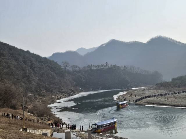 ▲ 단종 유배지 청령포를 찾기 위해 평창강 배를 타려는 관광객들의 긴 대기 줄 진풍경이 만들어졌다.