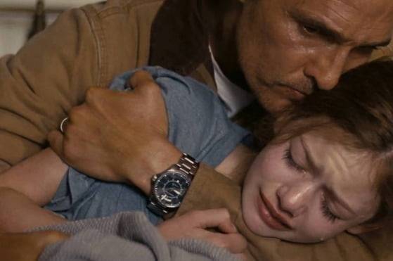 영화 인터스텔라의 쿠퍼 역의 매튜 매커너히가 딸 머피 역의 매켄지 포이를 달래고 있다. /워너브러더스 제공