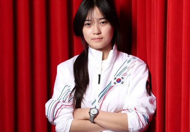 2026 밀라노·코르티나담페초 동계 올림픽 한국 선수단 '1호 금메달리스트' 최가온이 15일(한국시간) 이탈리아 밀라노 오메가 하우스에서 올림픽 공식 타임키퍼 오메가로부터 고급 손목시계를 선물받고 기념촬영하고 있다. / 오메가 제공