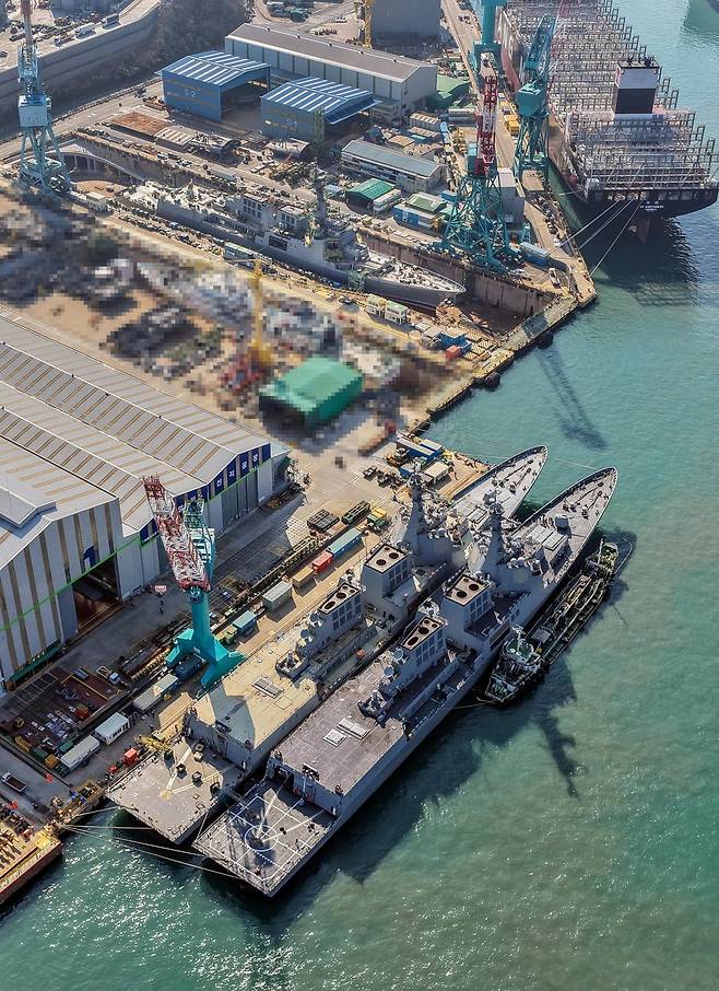 HD현대중공업 울산 조선소에 집결한 최신예 이지스 구축함 1~3번함 '정조대왕함·다산정약용함·대호김종서함'의 모습. 사진=HD현대중공업