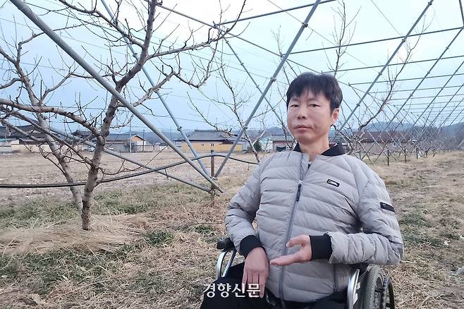 경북 영덕군 창수면 인량리에서 농사를 짓는 김현상씨가 지난 2월 10일 자신의 복숭아밭에서 포즈를 취하고 있다. 이재덕 기자