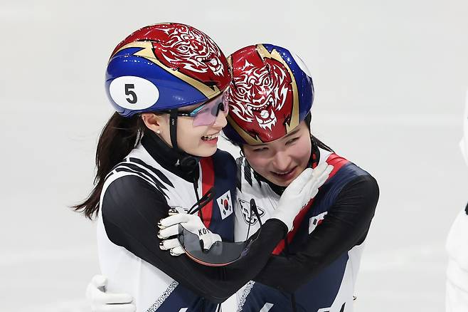 20일(현지시간) 이탈리아 밀라노 아이스스케이팅 아레나에서 열린 2026 밀라노ㆍ코르티나담페초 동계올림픽 쇼트트랙 여자 1,500m 결승에서 은메달을 차지한 최민정이 금메달을 차지한 김길리에게 축하를 건네고 있다. 2026.2.21 연합뉴스