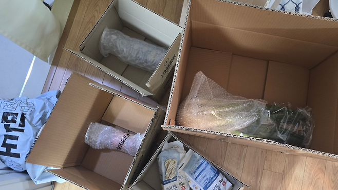 한 시민이 쿠팡을 통해 주문한 식료품 7개가 상자 4개에 나누어 배송됐다. 서울환경연합 제공
