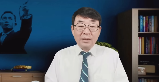 유튜브 ‘신의한수’ 채널을 운영하는 신혜식씨가 지난 20일 영상을 올린 영상에서 “조지호 전 경찰청장이 이재명, 우원식, 한동훈을 체포하라고 지시했다는 공소사실을 재판부가 인정하지 않았다”며 “체포조니 뭐니 떠들던 것들 실체도 없는 허구였음이 증명되는 것”이라고 주장하고 있다. ‘신의한수’ 유튜브 갈무리