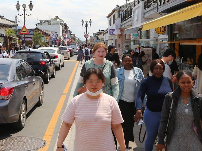 인파와 차량이 가득한 황리단길 모습. 경주시 제공