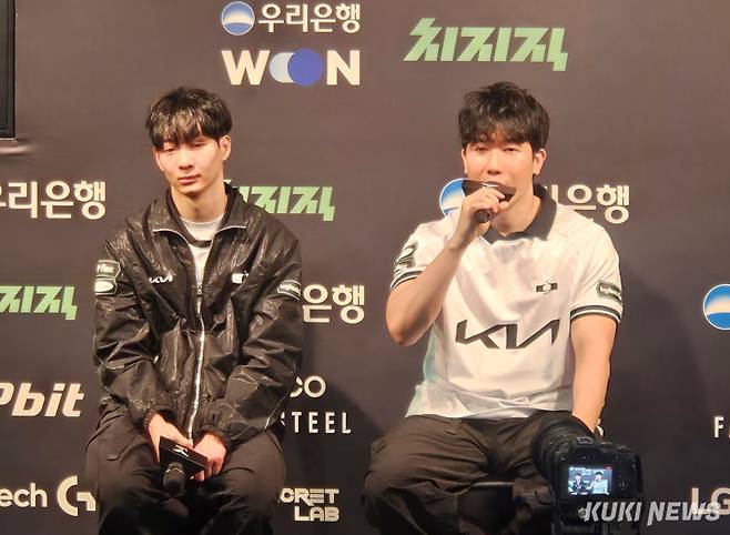루시드’ 최용혁(왼쪽)과 김대호 디플러스 기아 감독이 ‘ 22일 오후 5시 서울 종로구 치지직 롤파크 LCK 아레나에서 열린 ‘2026 LCK컵’ 플레이오프 패자조 3라운드 T1과 경기가 끝나고 기자회견에 참석하고 있다. 송한석 기자
