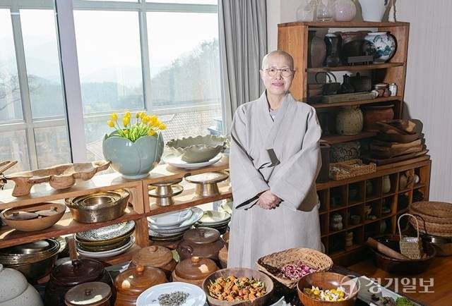 국내 사찰음식 명장 1호인 선재 스님이 경기일보와의 인터뷰에서 자연과의 조화를 중시하는 사찰음식에 대해 설명했다. 윤원규기자