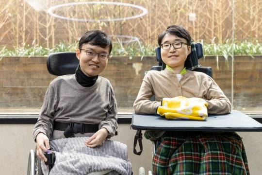 쿠팡 e스포츠팀 김민준 선수(왼쪽)와 김규민 선수