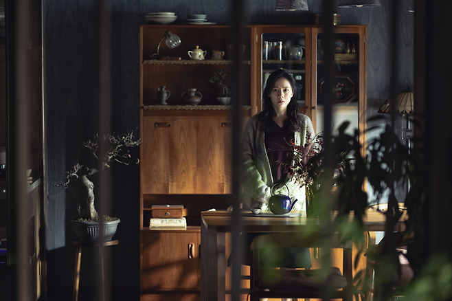 미리는 집의 평화가 남의 시체를 거름으로 삼아 이뤄졌음을 알게 된다. [IMDb]