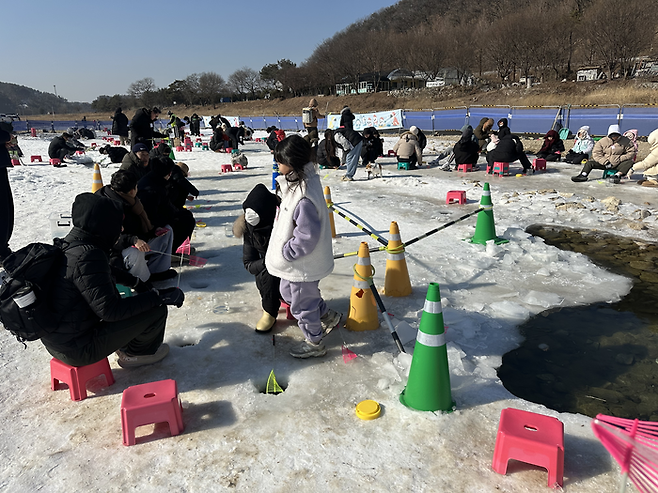 지난 1일 경기 양평군 단월면 수미마을에서 열린 양평 빙송어 축제에서 빙·송어 낚시를 즐기는 사람들. 윤성아 인턴기자.