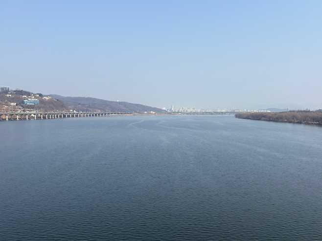 광진교 위에서 바라본 풍경. 단종이 마지막으로 바라본 한양의 풍경이 왼쪽의 아차산이라는 이야기도 전해져 내려온다./사진=김지은 여행+ 기자