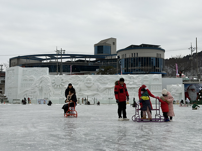 화천 산천어축제 얼음썰매장 / 사진= 문서연 여행+ 기자