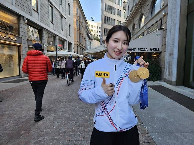 쇼트트랙 국가대표 김길리가 21일(한국시간) 이탈리아 밀라노 시내의 한 카페에서 매일경제와 단독인터뷰한 뒤, 자신이 따낸 금메달 2개를 들어보이고 있다. [밀라노 = 김지한 기자]