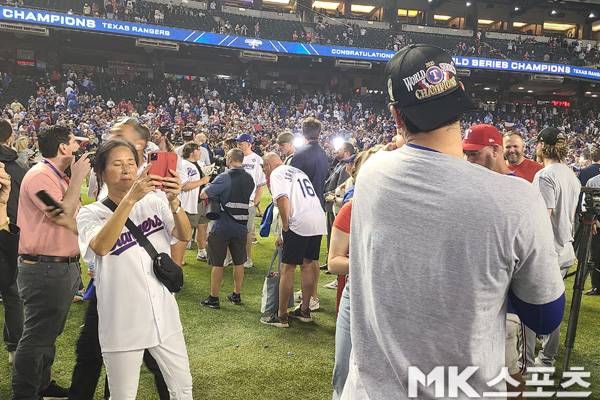 지난 2023년 월드시리즈 우승 이후 아들 데인과 함께한 미수 더닝 씨. 사진= MK스포츠 DB