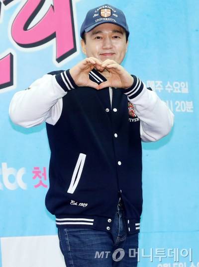 배우 김광규가 지난해 2우러 3일 오후 서울 마포구 상암동 스탠포드서울에서 진행된 JTBC 예능 '늦기 전에 어학연수-샬라샬라' 제작발표회에 참석해 포즈를 취하고 있다. /사진=머니투데이 사진DB