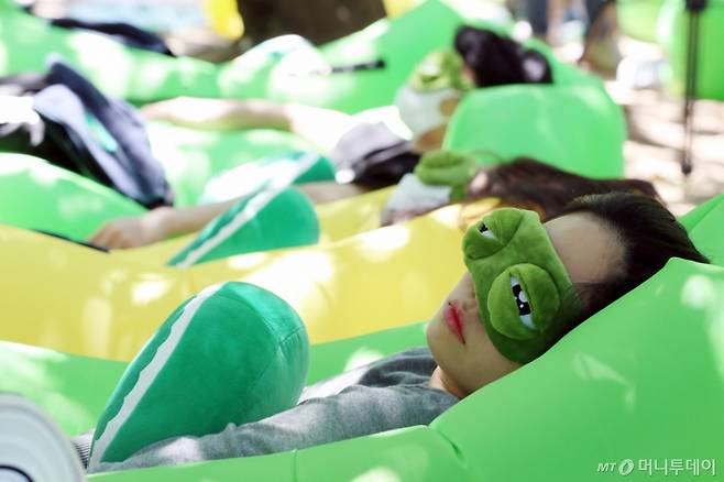 2019년 성동구 서울숲 내 가족마당에서 열린 유한킴벌리 '우푸푸(우리강산 푸르게 푸르게) 숲 속 꿀잠대회'에서 참가자들이 숙면을 취하고 있다. '우푸푸 숲 속 꿀잠대회'는 취업난, 스펙전쟁, 잦은 야근과 업무스트레스로 잠못이루는 현대인들에게 꿀잠을 선사하는 이색 대회로, 숲이 인간에게 주는 소중함을 알리는 행사다./사진=머니투데이 사진DB