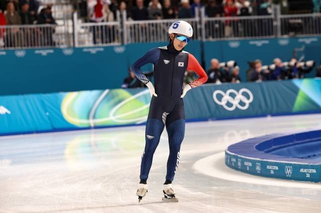 정재원이 22일(한국시간) 이탈리아 밀라노 스피드스케이팅 스타디움에서 열린 2026 밀라노·코르티나동계올림픽 스피드스케이팅 남자 매스스타트에서 3회 연속 메달 획득에 실패한 뒤 아쉬워하고 있다. 뉴시스