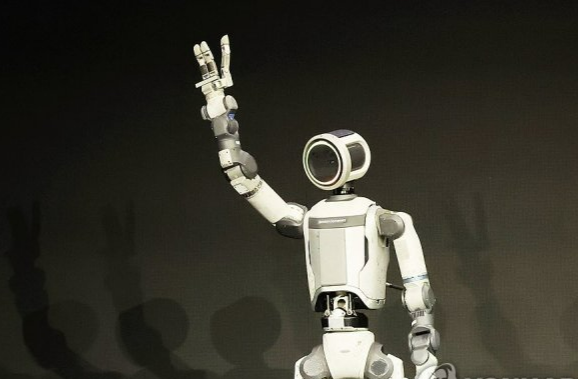 손인사 하는 현대차의 보스톤다이내믹스 휴머노이드로봇 아틀라스. 연합뉴스 제공