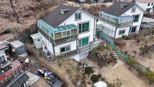 경기도 양평군 강상면 교평리에 위치한 한 전원주택이 오는 9일 최저가 2억원대에 매각을 진행할 예정이다. 이건욱 PD