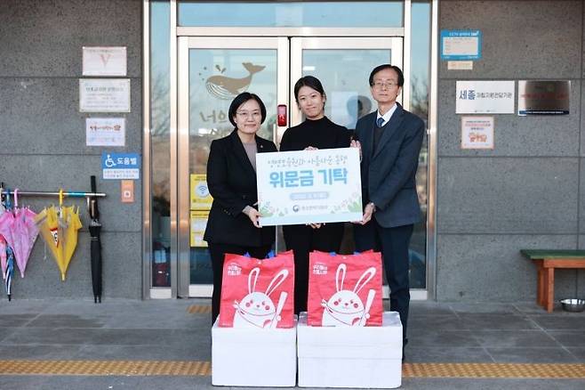 한성숙 중소벤처기업부 장관이 9일 세종 영명보육원을 방문해 위문금을 전달한 후 기념 촬영을 하고 있다. [중소벤처기업부 제공]