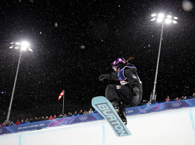 13일 이탈리아 리비뇨 스노파크에서 열린 2026 밀라노·코르티나 동계올림픽 스키 스노보드 여자 하프파이프 결선에서 최가온이 1차 시기 연기를 선보이고 있다. [연합]