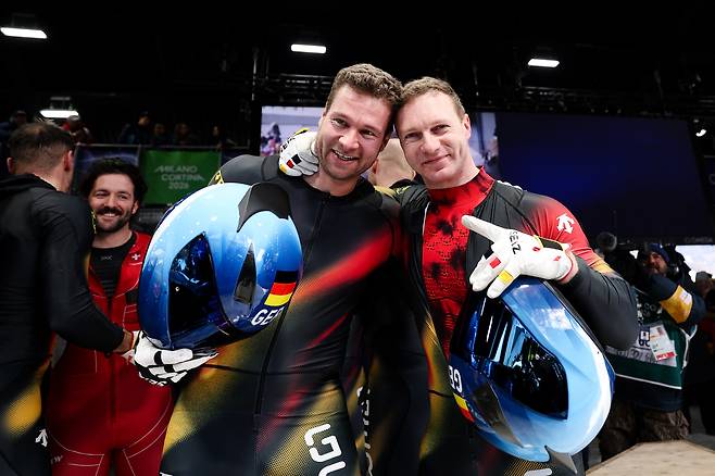 금메달을 차지한 독일의 요하네스 로흐너(왼쪽)와 은메달을 차지한 프란체크고 프리드리히가 서로를 축하해주는 모습. [게티이미지]