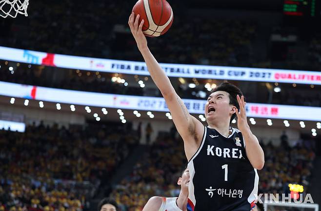 [베이징=신화/뉴시스]    South Korea's Lee Hyun-joong shoots a layup during the 2027 International Basketball Federation (FIBA) World Cup Asian Preliminary Round 1 Group B away game between China and Korea held in Beijing, China on the afternoon of the 28th (local time). The Korean men's basketball team, which won 80-76 that day, will play the second game against China at the DB Promy Arena in Wonju on the 1st of next month. 2025.11.29.
