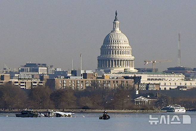 [워싱턴=AP/뉴시스]  미 워싱턴DC의 대형 하수관 파열로 포토맥강이 오염되면서 트럼프 정부가 연방재난관리청의 지원을 2월 21일 승인했다.  사진은  로널드 레이건 공항 인근 포토맥강에서 지난 해 1월 30일 구조대가 여객기 추락 현장을 수색하고 있는 장면.  2026.02.22.