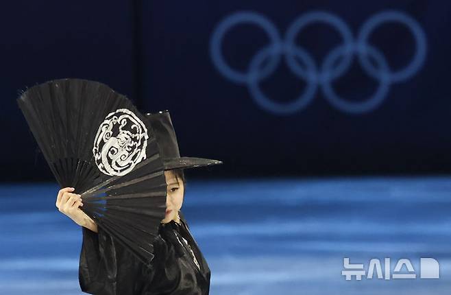 [밀라노=뉴시스] 김근수 기자 = 피겨스케이팅 이해인이 21일(현지 시간) 이탈리아 밀라노 아이스 스케이팅 아레나에서 열린 피겨스케이팅 갈라쇼에서 넷플릭스 애니메이션 '케이팝 데몬 헌터스(K-Pop Demon Hunters)' 컨셉을 반영한 저승사자(사자보이즈) 복장을 입고 연기를 펼치고 있다. 2026.02.22. ks@newsis.com